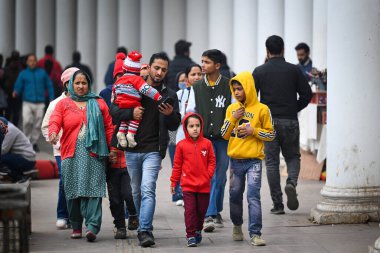 NEW DELHI INDIA 6 HAZİRAN 6 2024 soğuk bir günde Connaught Place 'de görüldü sisli bir sabah Delhi NCR' ye meydan okudu Sanchit Khanna Hindustan Times 