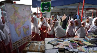 MUMBAI INDIA JANUARY 6. 2024 Ulusal Kız Lisesi ve Junior College Bandra öğrencileri, Anshuman Poyrekar Hindustan Times tarafından çekilen 26. Urdu Kitap Festivali sırasında sergilenen ve satılan kitapları kontrol ediyor. 