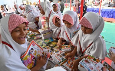 MUMBAI INDIA JANUARY 6. 2024 Ulusal Kız Lisesi ve Junior College Bandra öğrencileri, Anshuman Poyrekar Hindustan Times tarafından çekilen 26. Urdu Kitap Festivali sırasında sergilenen ve satılan kitapları kontrol ediyor. 