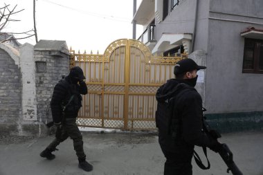 SRINAGAR INDIA JANUARY 6. 2024 Ulusal Soruşturma Ajansı NIA, 6 Ocak 2024 tarihinde Srinagar Hindistan NIA sözcüsü Mushtaq Ahm 'ın mülkünün Chanapora bölgesindeki bir silah kurtarma olayıyla ilgili olarak Mushtaq Ahmad' ın evini bağlıyor.