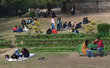 NEW DELHI INDIA JANUARY 7. 2024 Delhiites Lodhi Garden 'da güneşli bir günde piknik yaparken görüldü sisli bir sabah Delhi NCR' ye meydan okudu Kuzey Hindistan 'da gittikçe artan soğuk dalgalı civa dalgıçları Vipin Kumar Hindustan Times 