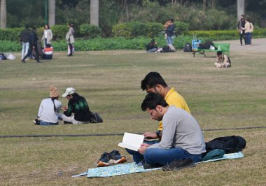 NEW DELHI INDIA JANUARY 7 2024 Delhiites seen having a picnic on a pleasant sunny day at Lodhi Garden Foggy morning challenges Delhi NCR with intensifying cold wave mercury dips further across North India Photo by Vipin Kumar Hindustan Times  clipart