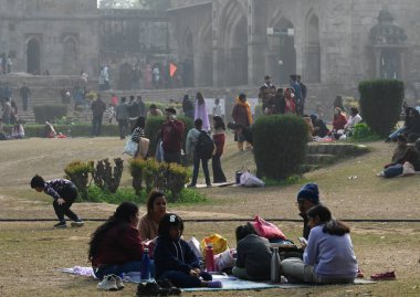 NEW DELHI INDIA JANUARY 7. 2024 Delhiites Lodhi Garden 'da güneşli bir günde piknik yaparken görüldü sisli bir sabah Delhi NCR' ye meydan okudu Kuzey Hindistan 'da gittikçe artan soğuk dalgalı civa dalgıçları Vipin Kumar Hindustan Times 