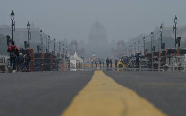 NEW DELHI INDIA JANUARY 7: 2024 Soğuk sisli bir sabahta Kartavya Yolu 'ndaki Cumhuriyet Günü Geçidi için tam gaz hazırlanırken sisli bir sabah Delhi NCR' ye meydan okuyor.