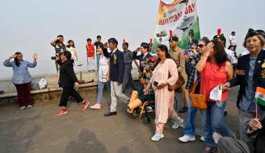 MUMBAI INDIA JANUARY 7. 2024 Aralarında her üç hizmetten yiğitlik ödülünün de bulunduğu 500 civarında gazi Anshuman Poyrekar Hindustan Times 'ın Deniz Yolu Fotoğrafı boyunca düzenlenen bir geçit töreninde yürüdü. 