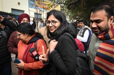 NEW DELHI INDIA JANUARY 8 2024 Swati Maliwal eski DCW başkanı ve AAP lideri Sanchit Khanna Hindustan Times 'ın Sivil Çizgiler Fotoğrafı' na Rajya Sabha adaylığını koymak için geliyor. 