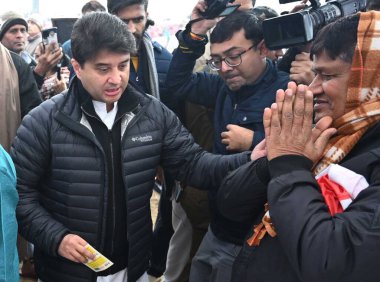 NEW DELHI INDIA 8 HAZİRAN 2024 Sivil Havacılık Bakanı Jyotiraditya Scindia, Vipin Kumar Hindustan Times 'ın Hastasal Uttam Nagar Fotoğrafı' ndaki Kheda Park DDA 'daki Viksit Bharat Sankalp Yatra' da yetkililerle bir araya geldi. 