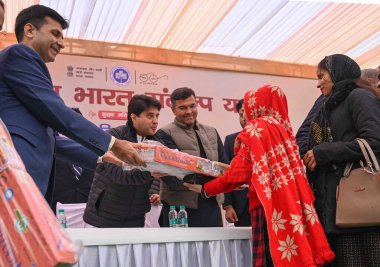 NEW DELHI INDIA 8 JANUARY 8 2024 Birlik Sivil Havacılık Bakanı Jyotiraditya Scindia Ujawala Şeması 'nda kadınlara Vipin Kumar Hindustan Times' ın Vipin Kumar Hindustan Times 'taki Viksit Bharat Sankalp Yatra' da Gaz Fırını dağıttı 