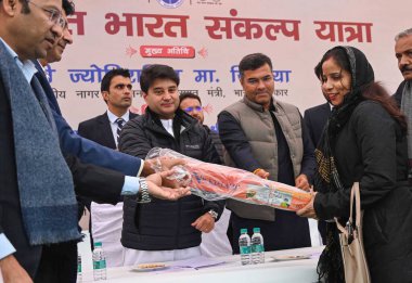 NEW DELHI INDIA 8 JANUARY 8 2024 Birlik Sivil Havacılık Bakanı Jyotiraditya Scindia Ujawala Şeması 'nda kadınlara Vipin Kumar Hindustan Times' ın Vipin Kumar Hindustan Times 'taki Viksit Bharat Sankalp Yatra' da Gaz Fırını dağıttı 