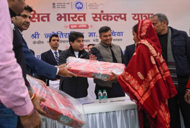 NEW DELHI INDIA 8 JANUARY 8 2024 Birlik Sivil Havacılık Bakanı Jyotiraditya Scindia Ujawala Şeması 'nda kadınlara Vipin Kumar Hindustan Times' ın Vipin Kumar Hindustan Times 'taki Viksit Bharat Sankalp Yatra' da Gaz Fırını dağıttı 