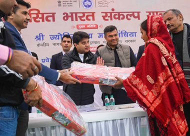 NEW DELHI INDIA 8 JANUARY 8 2024 Birlik Sivil Havacılık Bakanı Jyotiraditya Scindia Ujawala Şeması 'nda kadınlara Vipin Kumar Hindustan Times' ın Vipin Kumar Hindustan Times 'taki Viksit Bharat Sankalp Yatra' da Gaz Fırını dağıttı 