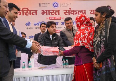 NEW DELHI INDIA 8 JANUARY 8 2024 Birlik Sivil Havacılık Bakanı Jyotiraditya Scindia Ujawala Şeması 'nda kadınlara Vipin Kumar Hindustan Times' ın Vipin Kumar Hindustan Times 'taki Viksit Bharat Sankalp Yatra' da Gaz Fırını dağıttı 