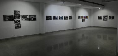 KOLKATA INDIA HAZİRAN 8 HAZİRAN 2024 Birla Sanat ve Kültür Akademisi 'nde 57. Yıllık Sergi 2024 Kurulum Görünümü: Samir Jana Hindustan Times 