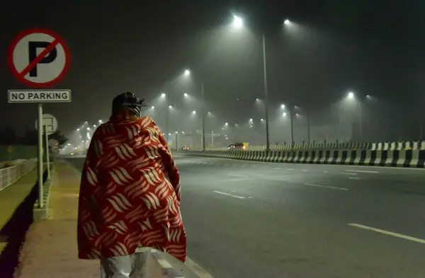 stock image NEW DELHI INDIA JANUARY 6 2024 Commuters out a cold and Foggy morning amid rising air pollution levels at Ghazipur Foggy morning challenges Delhi NCR with intensifying cold wave mercury dips further across North India Photo by Sakib Ali Hindustan Tim