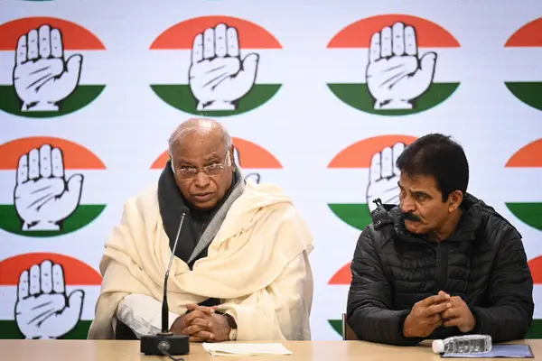 stock image NEW DELHI INDIA JANUARY 6 2024 Congress President Mallikarjun Kharge along with Congress leaders Jairam Ramesh and KC Venugopal addresses a press conference to launch the logo and slogan for upcoming Bharat Jodo Nyay Yatra at AICC Headquarters Rahul 