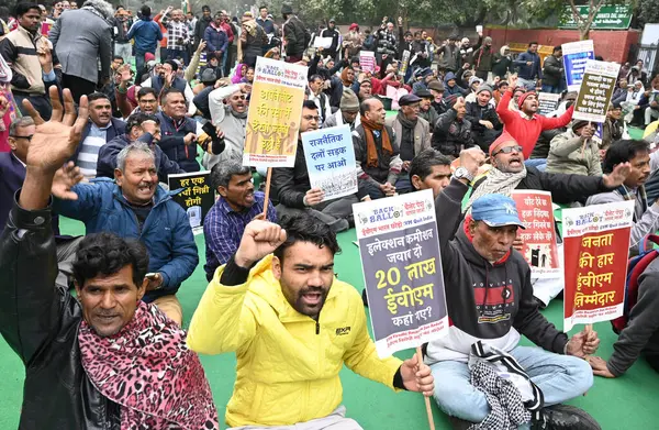 NEW DELHI INDIA HAZİRAN 6 HAZİRAN EVM Hatao Sanyukt Morcha sitesinin aktivistleri bir gün Dharna 'nın VVVPAT' ı kaldırmasını ve Jantar Mantar 'daki seçimler için oy pusulasını getirmesini protesto ettiler. Fotoğraf: Sonu Mehta Hindustan Times 