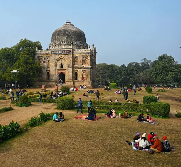 NEW DELHI INDIA JANUARY 7. 2024 Delhiites Lodhi Garden 'da güneşli bir günde piknik yaparken görüldü sisli bir sabah Delhi NCR' ye meydan okudu Kuzey Hindistan 'da gittikçe artan soğuk dalgalı civa dalgıçları Vipin Kumar Hindustan Times 