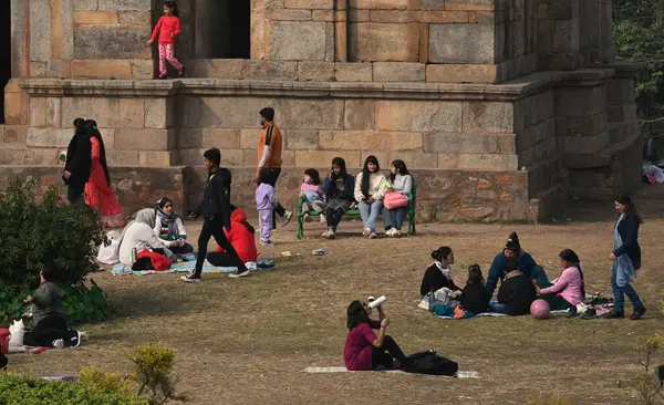 NEW DELHI INDIA JANUARY 7. 2024 Delhiites Lodhi Garden 'da güneşli bir günde piknik yaparken görüldü sisli bir sabah Delhi NCR' ye meydan okudu Kuzey Hindistan 'da gittikçe artan soğuk dalgalı civa dalgıçları Vipin Kumar Hindustan Times 