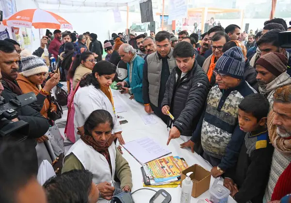 stock image NEW DELHI INDIA JANUARY 8 2024 Union Minister of Civil Aviation Jyotiraditya Scindia visit the Medical counter at the Viksit Bharat Sankalp Yatra at Kheda Park DDA at Hastasal Uttam Nagar Photo by Vipin Kumar Hindustan Times 