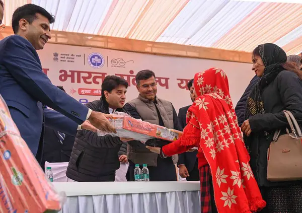 NEW DELHI INDIA 8 JANUARY 8 2024 Birlik Sivil Havacılık Bakanı Jyotiraditya Scindia Ujawala Şeması 'nda kadınlara Vipin Kumar Hindustan Times' ın Vipin Kumar Hindustan Times 'taki Viksit Bharat Sankalp Yatra' da Gaz Fırını dağıttı 