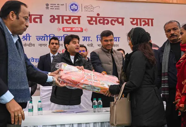 stock image NEW DELHI INDIA JANUARY 8 2024 Union Minister of Civil Aviation Jyotiraditya Scindia distribute Gas Stove to women in Ujawala Scheme at the Viksit Bharat Sankalp Yatra at Kheda Park DDA at Hastasal Uttam Nagar Photo by Vipin Kumar Hindustan Times 