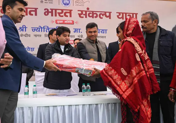 stock image NEW DELHI INDIA JANUARY 8 2024 Union Minister of Civil Aviation Jyotiraditya Scindia distribute Gas Stove to women in Ujawala Scheme at the Viksit Bharat Sankalp Yatra at Kheda Park DDA at Hastasal Uttam Nagar Photo by Vipin Kumar Hindustan Times 