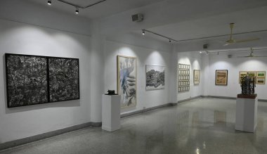 KOLKATA INDIA HAZİRAN 8 HAZİRAN 2024 Birla Sanat ve Kültür Akademisi 'nde 57. Yıllık Sergi 2024 Kurulum Görünümü: Samir Jana Hindustan Times 