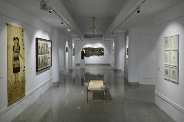 KOLKATA INDIA HAZİRAN 8 HAZİRAN 2024 Birla Sanat ve Kültür Akademisi 'nde 57. Yıllık Sergi 2024 Kurulum Görünümü: Samir Jana Hindustan Times 