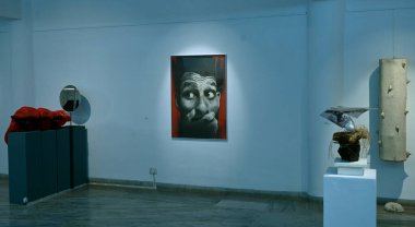 KOLKATA INDIA HAZİRAN 8 HAZİRAN 2024 Birla Sanat ve Kültür Akademisi 'nde 57. Yıllık Sergi 2024 Kurulum Görünümü: Samir Jana Hindustan Times 