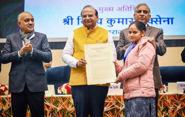 NEW DELHI INDIA JANUARY 9. 2024 Vali Delhi Vinai Kumar Saxena çeşitli departmanlarda yerel ve özerk organlara atanan yeni hükümet yetkililerine atama mektupları dağıtın