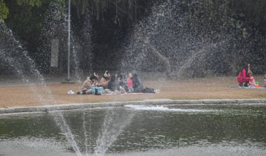 NEW DELHI INDIA 13 HAZİRAN 2024 Humayun Mezarı yakınlarındaki soğuk ve sisli bir havada Sunder Nursery 'de eğlenen insanların görüntüsü Delhi NCR' ye meydan okuyor.