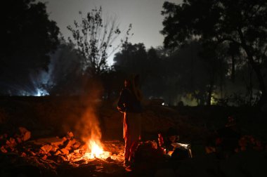 NEW DELHI INDIA JANUARY 9. 2024 Nizamuddin bölgesinde ikamet edenler, MCD 'nin Aralık' ta DPS Mathura yolu yakınlarındaki 300 evin yıkılması sonrasında soğuk hava şartları altında evlerinin enkazı üzerinde yaşıyor. 