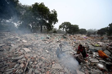NEW DELHI INDIA JANUARY 9. 2024 Nizamuddin Bölgesi sakinleri, MCD 'nin Aralık ayında Salman Ali Hindusta' nın şiddet karşıtı fotoğraflarıyla DPS Mathura yolu yakınlarındaki 300 evin yıkılması sonrasında soğuk hava şartları altında evlerinin enkazında yaşıyor.
