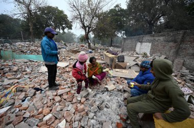 NEW DELHI INDIA JANUARY 9. 2024 Nizamuddin Bölgesi sakinleri, MCD 'nin Aralık ayında Salman Ali Hindusta' nın şiddet karşıtı fotoğraflarıyla DPS Mathura yolu yakınlarındaki 300 evin yıkılması sonrasında soğuk hava şartları altında evlerinin enkazında yaşıyor.