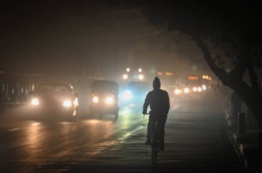 NEW DELHI INDIA 9 HAZİRAN 9: 2024 Shadipur Delhi 'de sabah rüzgarı ve sisli havalarda yürüyen banliyö sakinleri ve bitişik bölgeleri Salı sabahı soğuk ve sisli bir sabah uyandı ve en düşük sıcaklık 6 dereceye düştü.