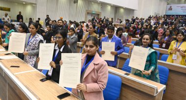 YENİ DELHI INDIA JANUARY 9. 2024 Yeni seçilen adaylar Vigyan Bhawan 'daki Vali Yardımcısı Vinai Kumar Saxena' nın yeni atanan hükümete atama belgesini teslim etmesinin ardından çeşitli bölümlere sundu.