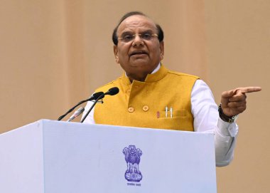 NEW DELHI INDIA JANUARY 9. 2024 Delhi Valisi Vinai Kumar Saxena atama belgesini teslim ederken yerel ve özerk organların çeşitli bölümlerinde yeni atanan hükümet yetkililerine bir konuşma yaptı.