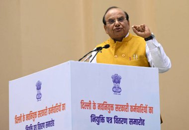NEW DELHI INDIA JANUARY 9. 2024 Delhi Valisi Vinai Kumar Saxena atama belgesini teslim ederken yerel ve özerk organların çeşitli bölümlerinde yeni atanan hükümet yetkililerine bir konuşma yaptı.