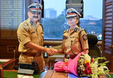 MUMBAI INDIA JANUARY 9. 2024 IPS memuru Rashmi Shukla, Emniyet Genel Müdürü ve Emniyet Genel Müdürü IGP Maharashtra görevini Mumbai emniyet müdürü Vivek Phansalkar 'dan aldı.