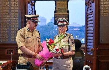 MUMBAI INDIA JANUARY 9. 2024 IPS memuru Rashmi Shukla, Emniyet Genel Müdürü ve Emniyet Genel Müdürü IGP Maharashtra görevini Mumbai emniyet müdürü Vivek Phansalkar 'dan aldı.