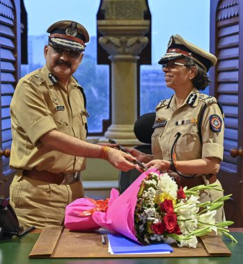 MUMBAI INDIA JANUARY 9. 2024 IPS memuru Rashmi Shukla, Emniyet Genel Müdürü ve Emniyet Genel Müdürü IGP Maharashtra görevini Mumbai emniyet müdürü Vivek Phansalkar 'dan aldı.