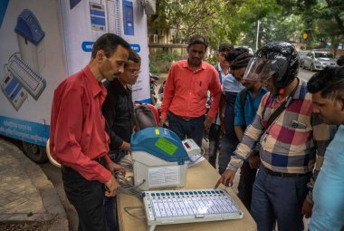 MUMBAI INDIA JANUARY 9. 2024 Seçim Komisyonu yetkilileri, Satish Bate Hindustan Times tarafından yaklaşan genel seçimler için EVM makinelerinin kullanım ve işlevleri hakkında bilgilendirme yaptı. 