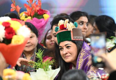 YENİ DELHI INDIA JANUARY 10: 2024 Yeni Hindistan Mahila Kongresi Başkanı Alka Lamba ve parti lideri destekçileri ve işçiler AICC Genel Merkezi Fotoğrafı 