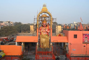 NEW DELHI INDIA HAZİRAN 10 HAZİRAN 2024 İşçiler 51 fitlik bir heykel hazırlarken Doğu Delhi 'deki Geeta Kolonisi' nin açılışı 22 Ocak 'ta Shri Ram Tapınağı Ram Mandir Ayodhya Uttar Pradesh Fotoğraf: Sonu Mehta Hindustan Times 