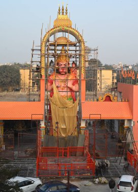 NEW DELHI INDIA HAZİRAN 10 HAZİRAN 2024 İşçiler 51 fitlik bir heykel hazırlarken Doğu Delhi 'deki Geeta Kolonisi' nin açılışı 22 Ocak 'ta Shri Ram Tapınağı Ram Mandir Ayodhya Uttar Pradesh Fotoğraf: Sonu Mehta Hindustan Times 
