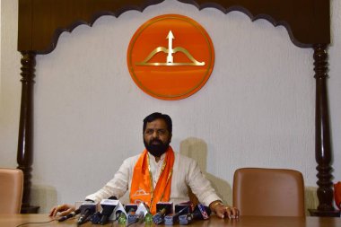 MUMBAI INDIA JANUARY 10 2024 Shiv Sena Shinde fraksiyonu MLA Bharat Gogawale Balasaheb Bhavan 'daki Shiv Sena MLA diskalifiye kararı sonrasında basına konuştu Maharashtra Meclis Başkanı Rahul Narwekar bugün Eknath' ın