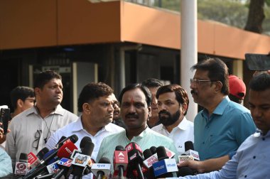 MUMBAI INDIA JANUARY 10 2024 Shiv Sena UBT MLAs Sunil Prabhu ve Amdadas Danve Vidhan Bhavan 'da medyaya hitaben Maharashtra Yasama Meclisi Başkanı Rahul Narwekar, bugün Eknath Shinde liderliğindeki grubun gerçek Shiv Sena olduğunu savundu.