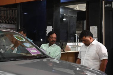 MUMBAI INDIA JANUARY 10 2024 Shiv Sena UBT MLAs Sunil Prabhu ve Amdadas Danve Vidhan Bhavan 'da medyaya hitaben Maharashtra Yasama Meclisi Başkanı Rahul Narwekar, bugün Eknath Shinde liderliğindeki grubun gerçek Shiv Sena olduğunu savundu.