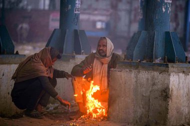 GURUGRAM INDIA 11 Ocak 2024 Soğuk bir kış sabahı Umang Bhardwaj Chowk Fotoğraf: Parveen Kumar Hindustan Times 