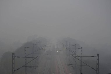 GURUGRAM INDIA JANUARY 11 2024 Bir yolcu treni Rewari 'den Delhi Sarai Rohilla' ya Dhankot Tren İstasyonu yakınlarındaki yoğun sisli havada Parveen Kumar Hindustan Times 